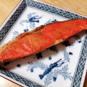 材料コレ一つ！しっとり柔らか鮭の塩麹焼き